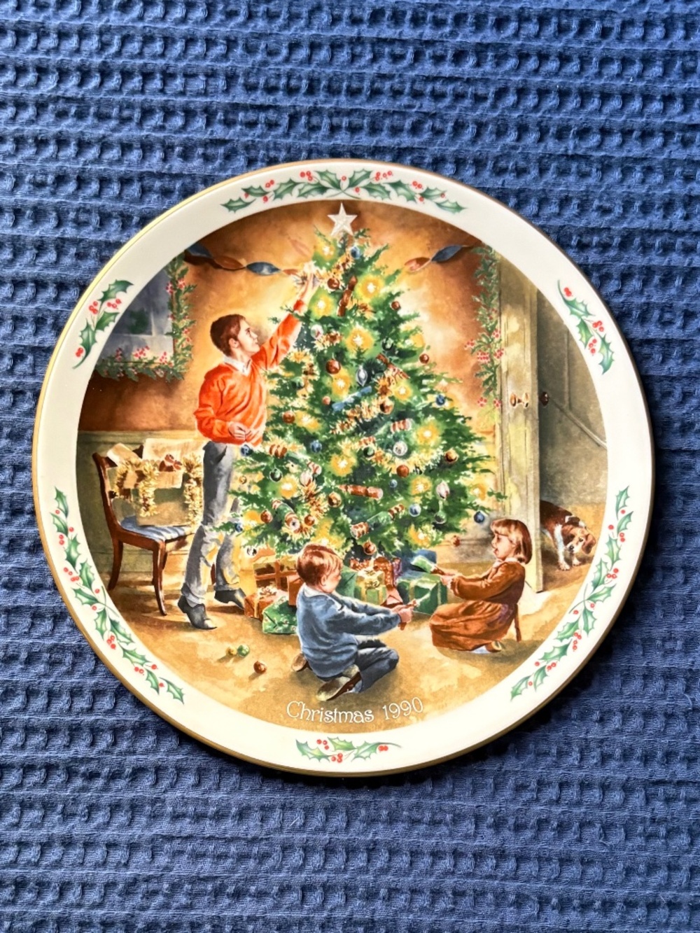 Vintage Collectible Royal Doulton "The Finishing Touch" 1990 Christmas Plate - Picture 2 of 5